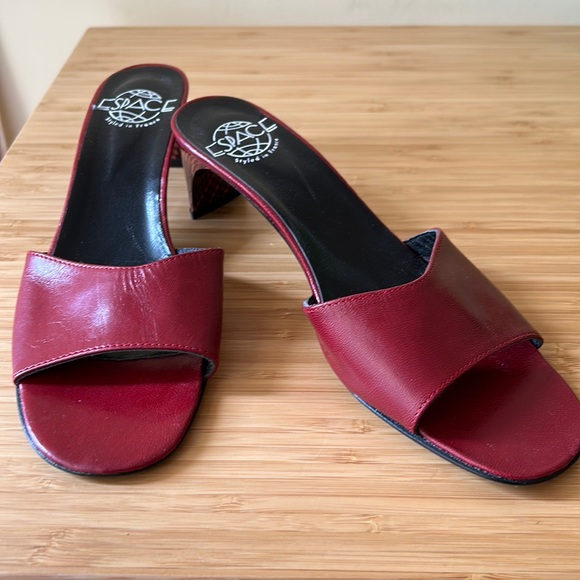 Espace Shoes - ESPACE women’s red leather open toe slides. Size 7.5
